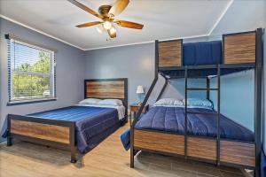 Ένα ή περισσότερα κρεβάτια σε δωμάτιο στο Cheerful 2 Bedroom