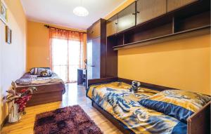 Postel nebo postele na pokoji v ubytování 3 Bedroom Amazing Home In Jurdani