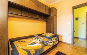 Postel nebo postele na pokoji v ubytování 3 Bedroom Amazing Home In Jurdani