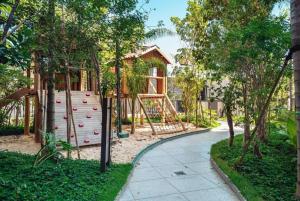 une aire de jeux avec un toboggan dans un parc dans l'établissement Apartamento, Centro SP - Piscina e Ar Condicionado, à São Paulo