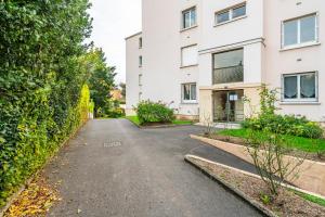 an empty driveway in front of a white building at 20mins à Paris, Rueil-Malmaison à côté de la gare in Rueil-Malmaison