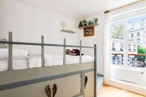 Postel nebo postele na pokoji v ubytování Charmant studio cosy au cœur du Village Ramey Montmartre Métro 12 + 6 fotografií