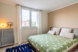 a bedroom with a bed and a window at 20mins à Paris, Rueil-Malmaison à côté de la gare in Rueil-Malmaison