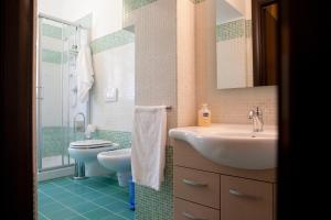 A bathroom at Abba De Mar