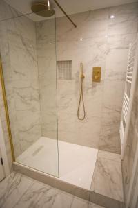 una ducha con puerta de cristal en un baño en Eastbourne Central Apartment Short and Long Stay welcome, en Eastbourne 16 fotos más