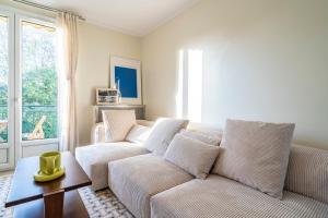 a living room with a couch and a table at 20mins à Paris, Rueil-Malmaison à côté de la gare in Rueil-Malmaison