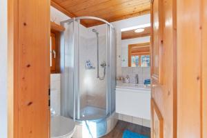 Vannituba majutusasutuses Gemütliches Chalet mit privater Sauna und schöner Aussicht