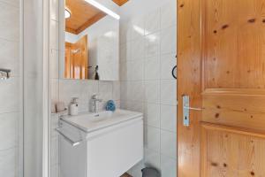 Vannituba majutusasutuses Gemütliches Chalet mit privater Sauna und schöner Aussicht