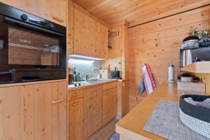 Köök või kööginurk majutusasutuses Gemütliches Chalet mit privater Sauna und schöner Aussicht