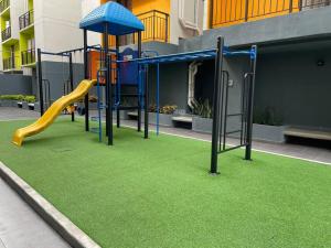 a playground with a slide and a slideintend at Departamento cerca Palacio Deportes, Estadio GNP, Aeropuerto AICM, Autódromo in Mexico City