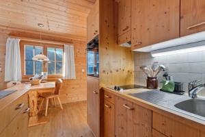 Köök või kööginurk majutusasutuses Gemütliches Chalet mit privater Sauna und schöner Aussicht