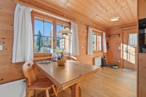 Televiisor ja/või meelelahutuskeskus majutusasutuses Gemütliches Chalet mit privater Sauna und schöner Aussicht
