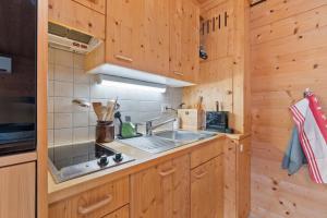 Köök või kööginurk majutusasutuses Gemütliches Chalet mit privater Sauna und schöner Aussicht