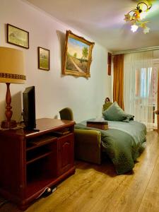 Un dormitorio con una cama y un escritorio con televisión. en Apartament Ultraconfort, en Iaşi 23 fotos más