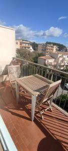 a wooden bench sitting on top of a roof at Joli F2 45m2 parking privé proche tram ligne 1 et 2 in Montpellier