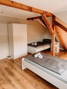 ein Schlafzimmer mit zwei Etagenbetten in einem Zimmer in der Unterkunft Zentral in Essen! 5 Gehminuten vom Bahnhof ! WHDG in Essen