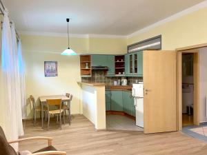 Kuchyňa alebo kuchynka v ubytovaní Apartmány Ados