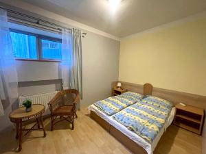 Posteľ alebo postele v izbe v ubytovaní Apartmány Ados
