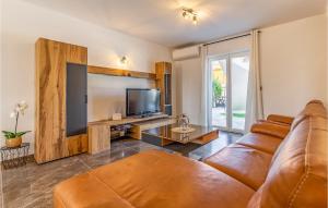 salon z kanapą i telewizorem w obiekcie 5 Bedroom Cozy Apartment In Banjole w mieście Banjole