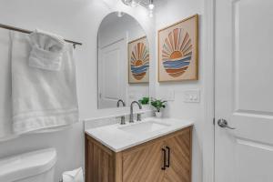 Ένα μπάνιο στο 1 Block to Beach, Park 3 cars, Game Room and Balcony +47 φωτογραφίες