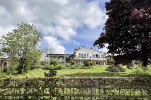 Kebun di luar Greenview House