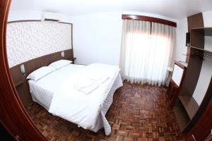 Un pat sau paturi într-o cameră la Hospedaria Gãstehaus Enzian