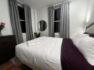 Postel nebo postele na pokoji v ubytování Refined City Living, Unit 606 + 11 fotografií