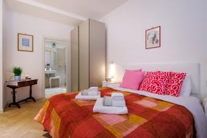 a bedroom with a large bed with towels on it at Corte Trastevere Living in Rome