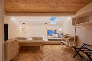 1 dormitorio con 1 cama y escritorio en una habitación en Hotel Rössle, en Au im Bregenzerwald