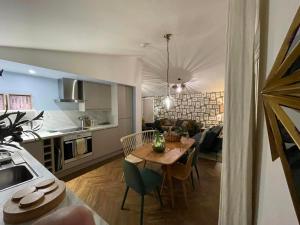 Il comprend une cuisine et un salon avec une table. dans l'établissement Woodpecker Lodge - Brook Meadow - sleeps 4 plus 2 - no pets, à Market Harborough