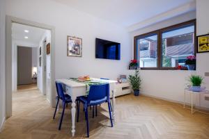 a kitchen and dining room with a table and chairs at Corte Trastevere Living in Rome