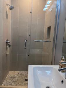 Ένα μπάνιο στο DC Luxury Condo +20 φωτογραφίες