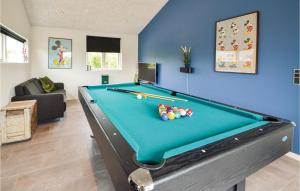 Biliár nebo kulečník v ubytování Four-Bedroom Holiday Home In Tarm