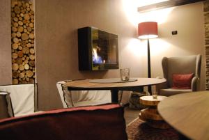 Televízia a/alebo spoločenská miestnosť v ubytovaní Il Piccolo Dolomiti Resort