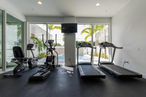- une salle de sport avec des tapis de course et des équipements de cardio-training dans un bâtiment dans l'établissement MONROE APART HOTEl, à Hollywood