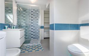 Kúpeľňa v ubytovaní 2 Bedroom Cozy Apartment In Kostrena