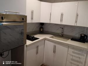 Kuchyň nebo kuchyňský kout v ubytování فندق غمامة للشقق المخدومة GHAMAMA Hotel Serviced Apartments