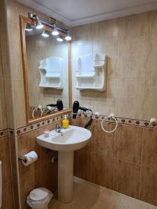 un baño con lavabo y espejo en Blue Water, en La Manga del Mar Menor