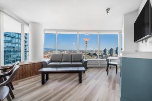 a living room with a couch and a table at Beautiful Dt 3 Bed 2Bath Apat Free Parking & Pool in Vancouver