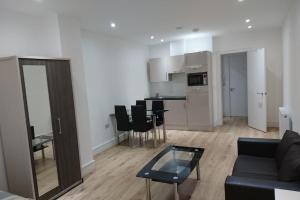 a living room with a couch and a table at Southwark & Bermondsey City Apt 5 in London