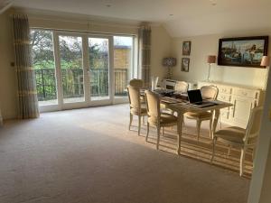 Χώρος καθιστικού στο Top Floor En-suite Double Bedrooms With Great View Of Windsor Castle & Free Parking