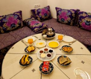 Fès al BaliにあるRiad Fes Miracleのベッド上のテーブル +86枚の写真