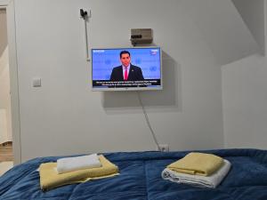 سرير أو أسرّة في غرفة في Apartman Divcibare Bela NS 56m2 Lux