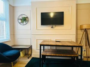 TV a/nebo společenská místnost v ubytování the residency Kensington