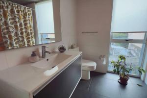 Phòng tắm tại Hermoso dúplex en Cerro Alegre con vista al mar y cerros +32 ảnh