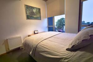 Giường trong phòng chung tại Hermoso dúplex en Cerro Alegre con vista al mar y cerros