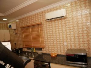 Kuchyň nebo kuchyňský kout v ubytování De-Orange House Ikeja
