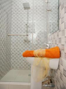 Koupelna v ubytování De-Orange House Ikeja + 12 fotografií