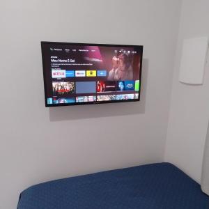 Et tv og/eller underholdning på Kitnet bem localizada no bairro Costa e Silva