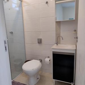 Et badeværelse på Kitnet bem localizada no bairro Costa e Silva + 25 billeder